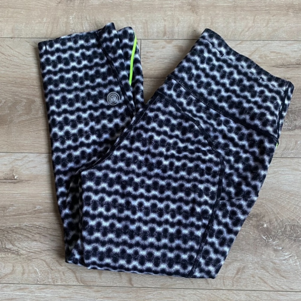 SOLD Lululemon Chase Me Crop Seawheeze size 8 Lululemon capris - Picture 3 of 12